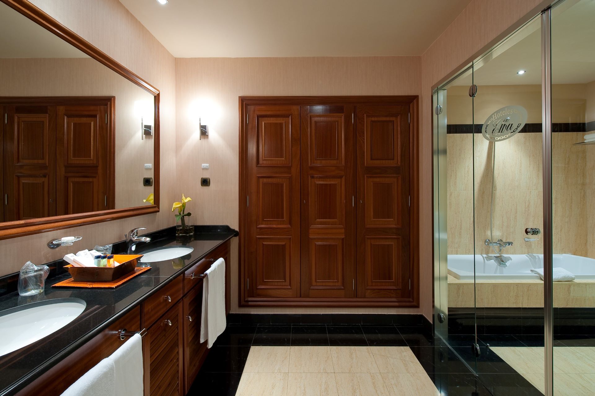 10  junior suite  bathroom